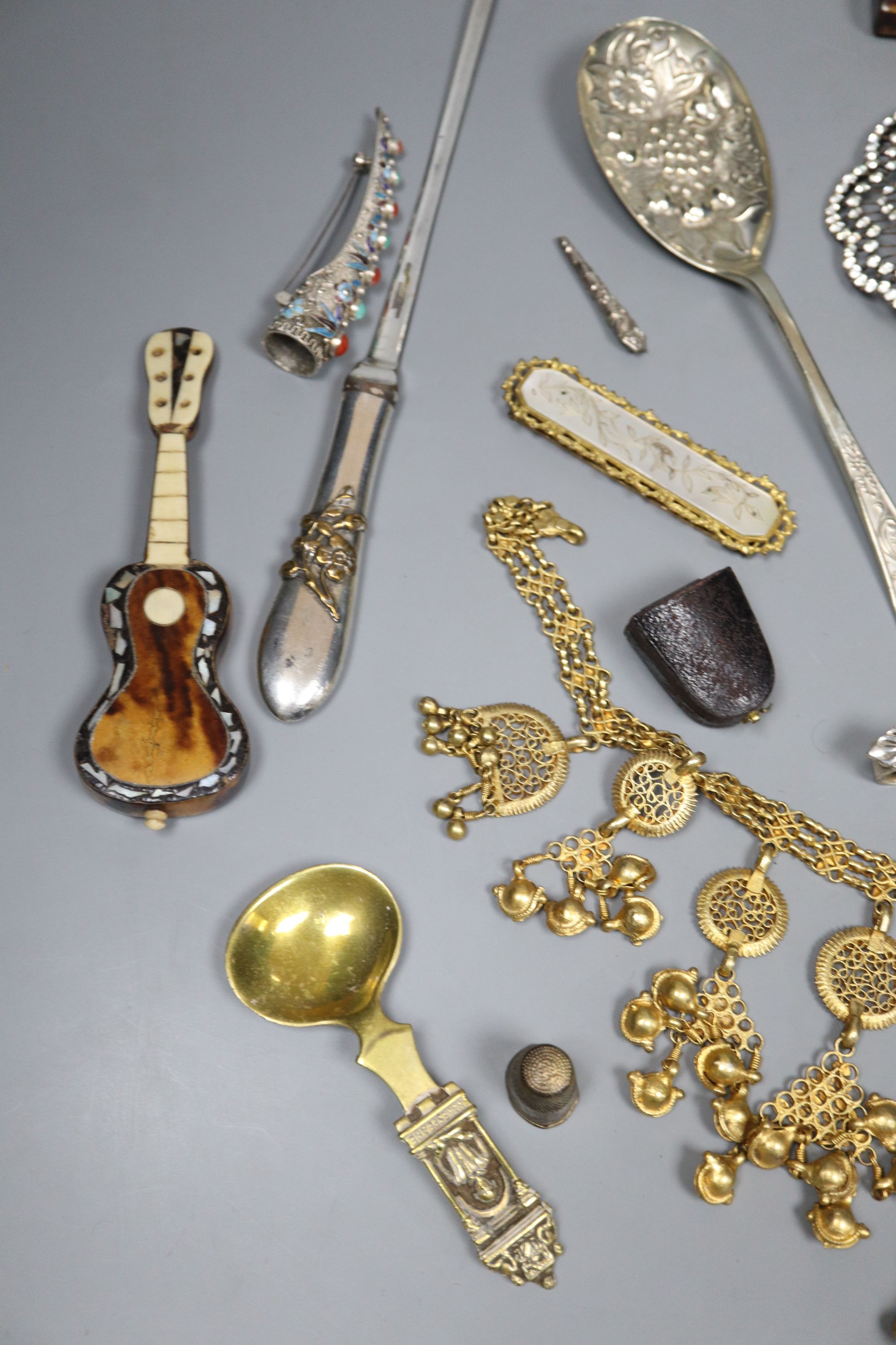 Sundry minor jewellery etc. including an ornate gilt necklace, a silver thimble